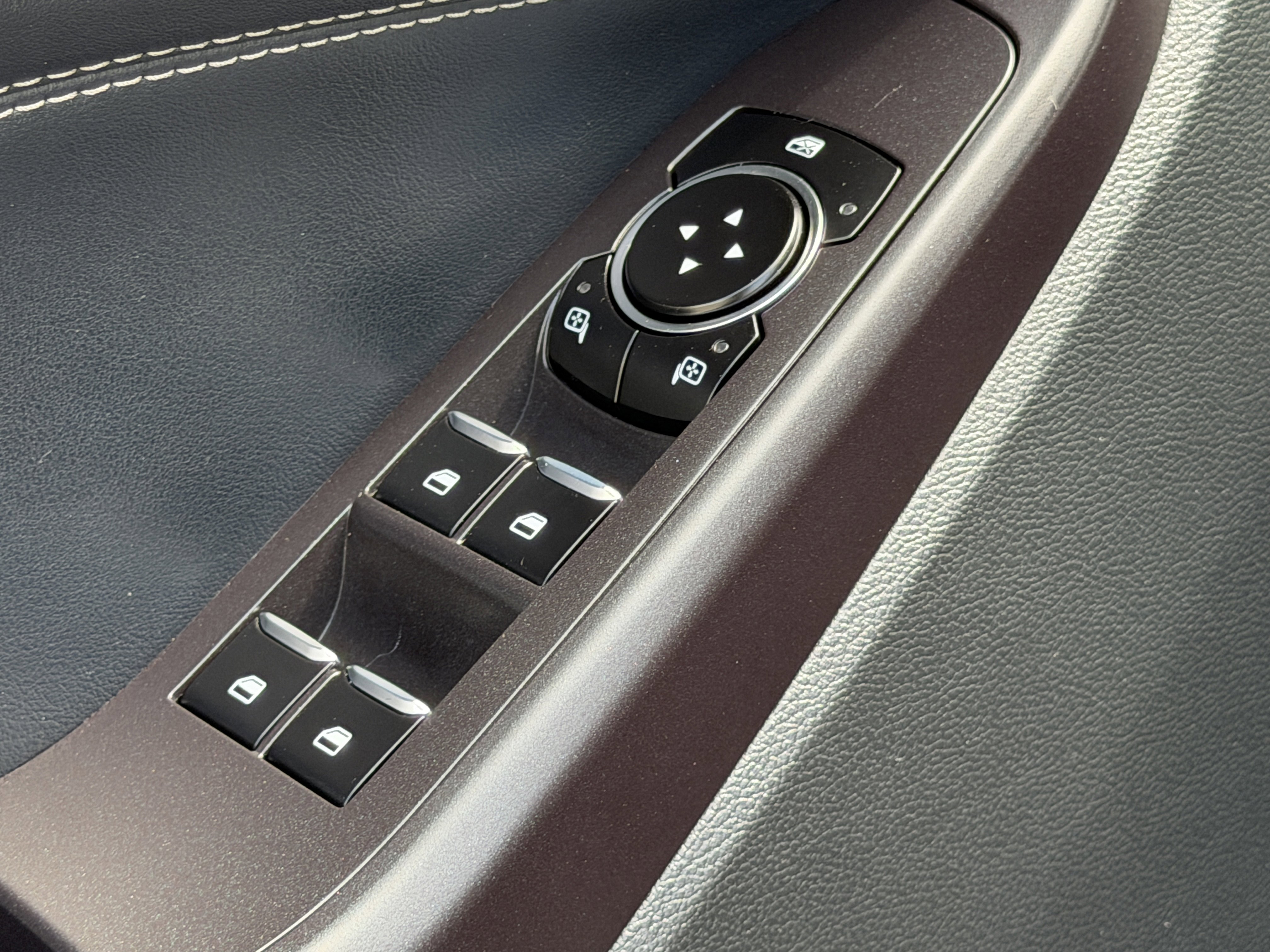 Used 2020 Ford Explorer XLT w/ Equipment Group 202A RWD image 17