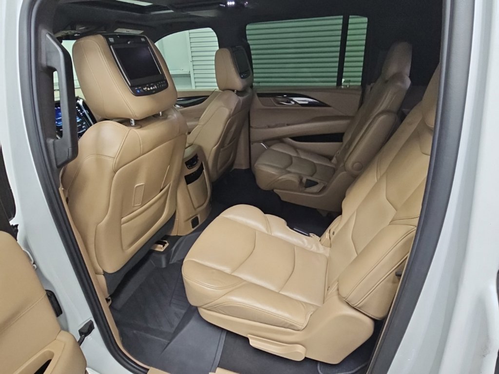 Used 2019 Cadillac Escalade ESV Platinum RWD image 34