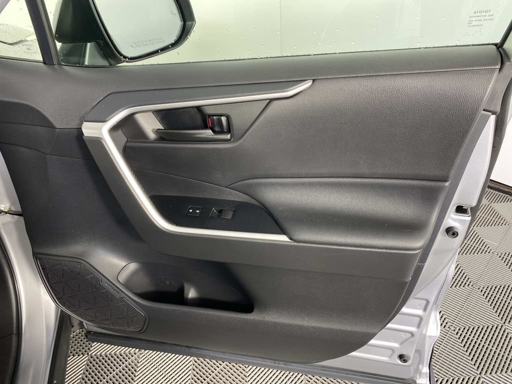 Used 2021 Toyota RAV4 LE AWD/4WD image 24