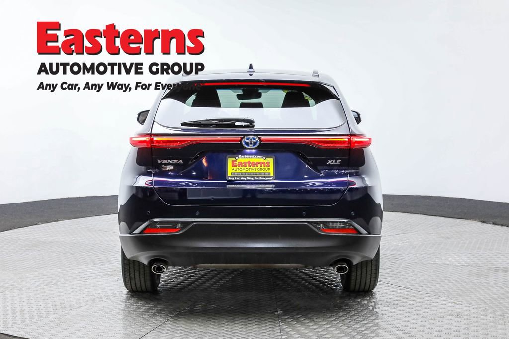 Used 2023 Toyota Venza XLE image 6