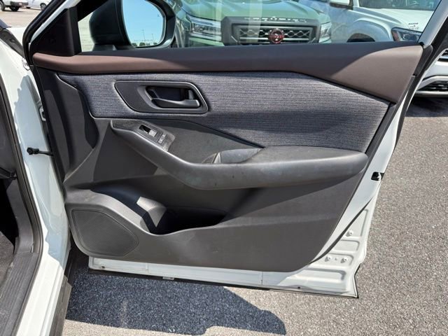 Used 2023 Nissan Rogue S FWD image 17