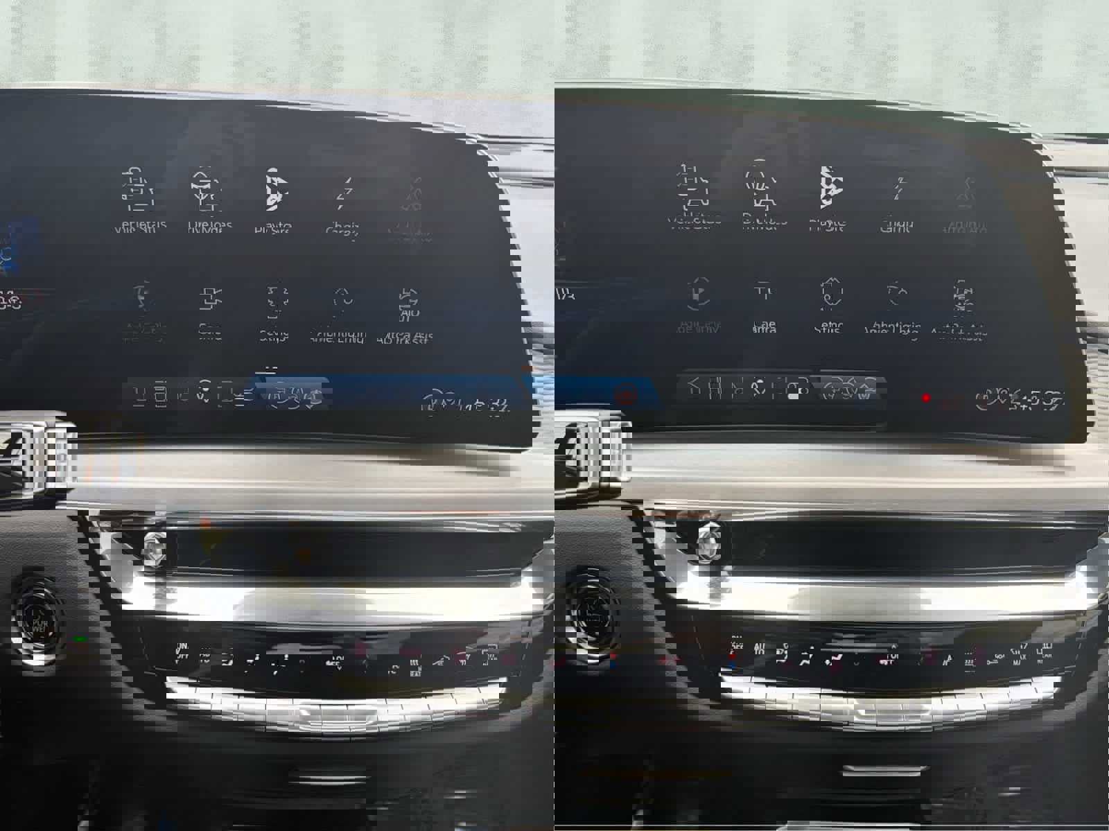 Used 2025 Cadillac Lyriq Luxury w/ LPO, Floor Liner Package AWD/4WD image 16