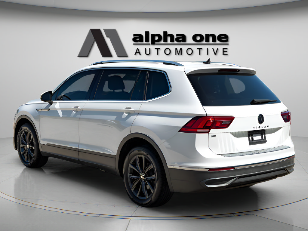 Used 2022 Volkswagen Tiguan SE w/ Panoramic Sunroof Package FWD image 7