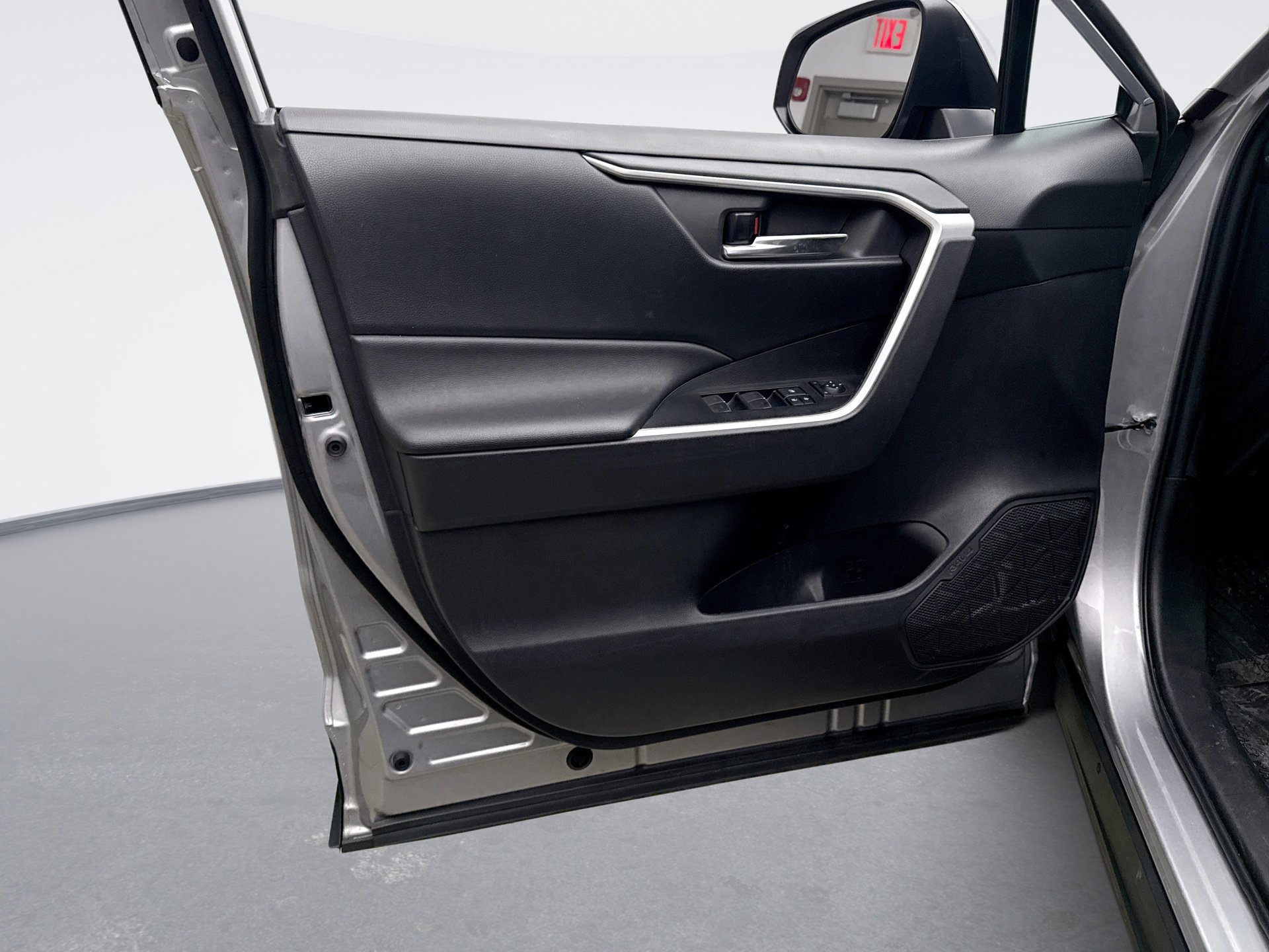 Used 2022 Toyota RAV4 XLE image 9