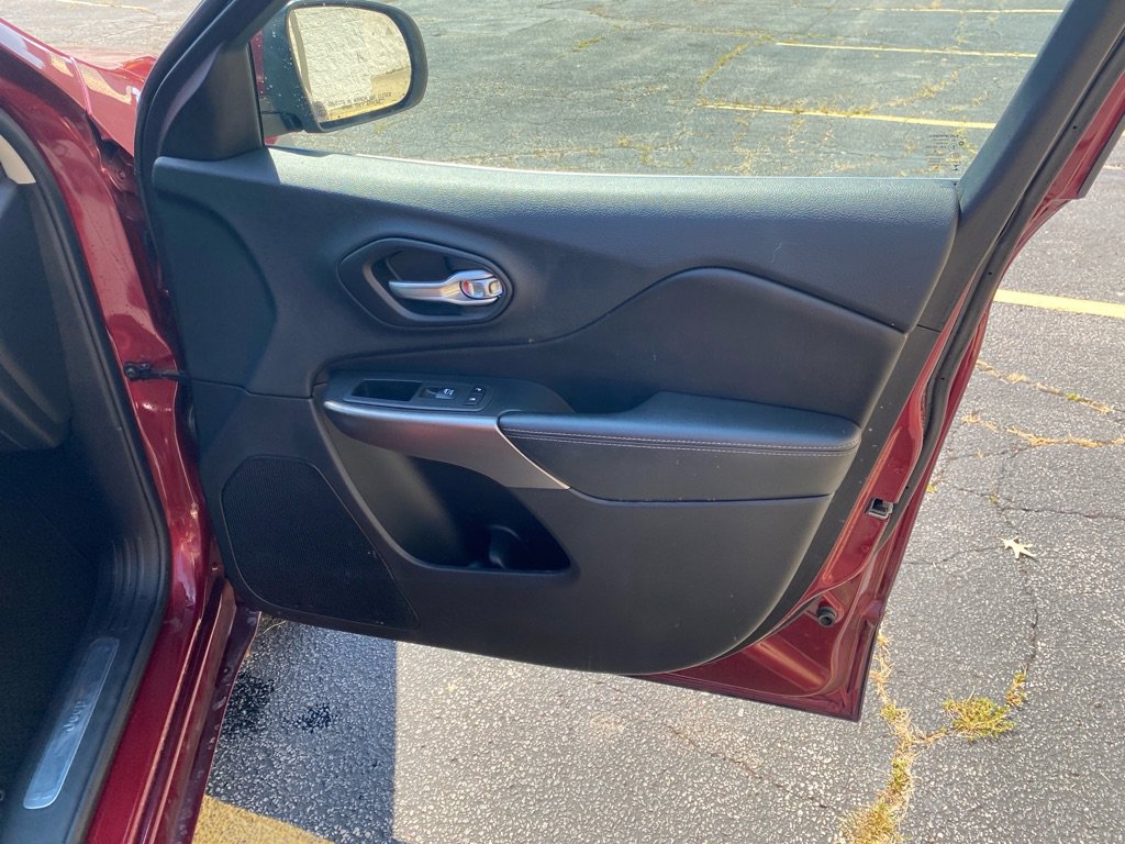 Used 2019 Jeep Cherokee Overland w/ Technology Group image 24