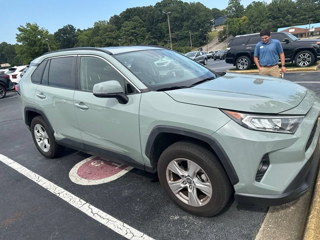 Used 2020 Toyota RAV4 XLE w/ Convenience Package FWD image 2