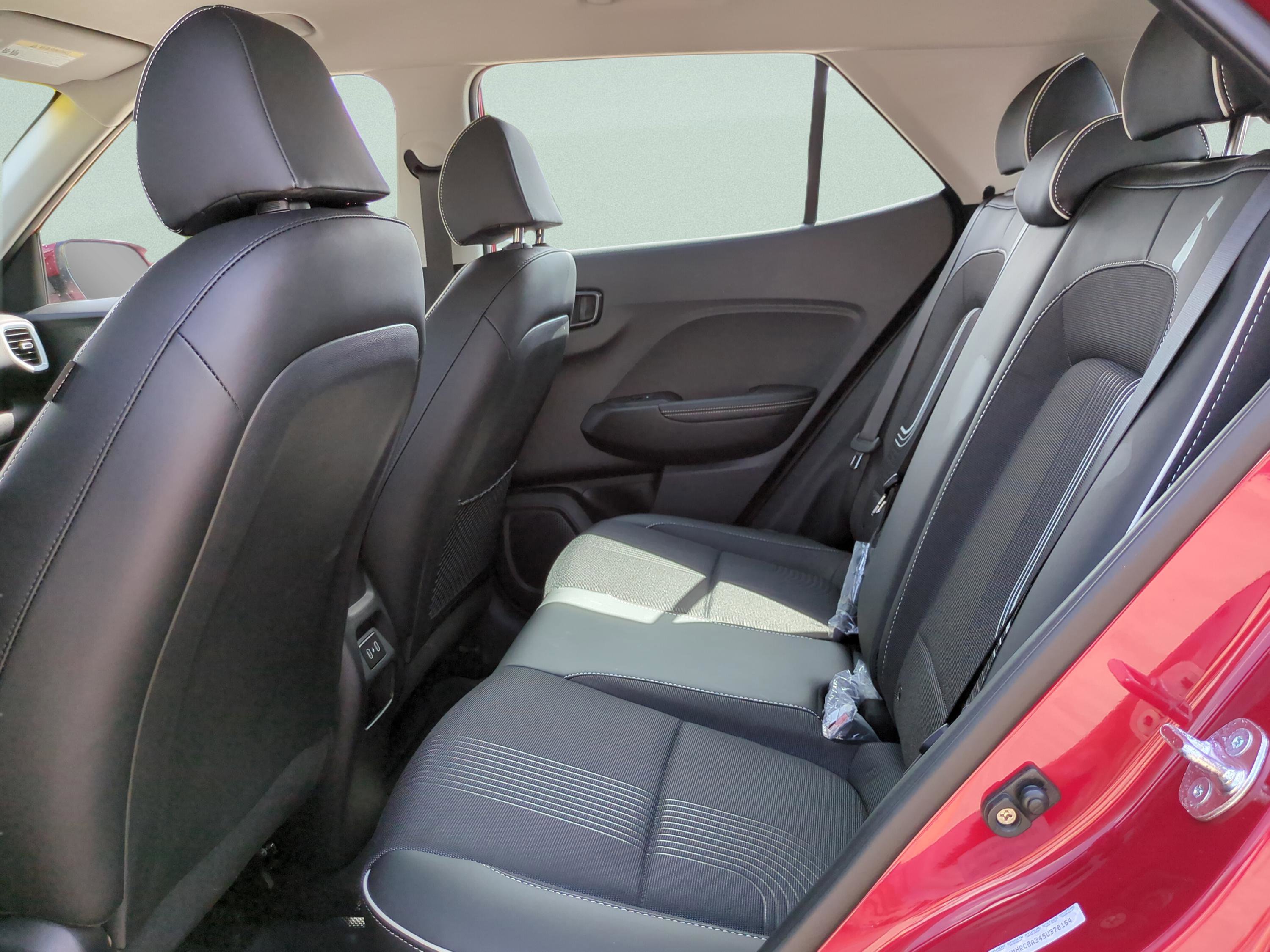 Certified 2025 Hyundai Venue Limited FWD image 10