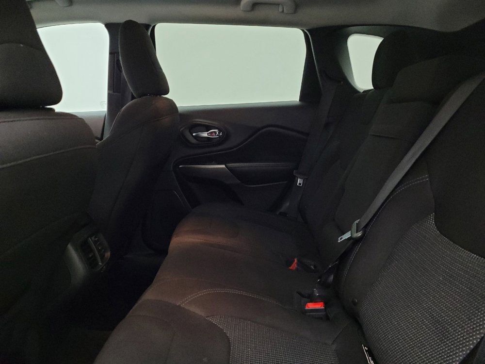 Used 2019 Jeep Cherokee Latitude w/ Cold Weather Group image 18