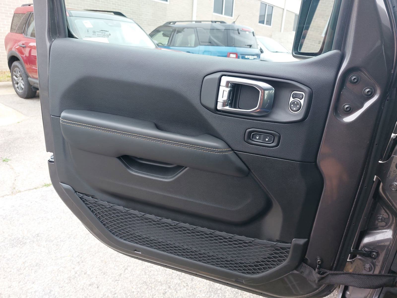 Used 2025 Jeep Wrangler Unlimited Sahara w/ Safety Group AWD/4WD image 28