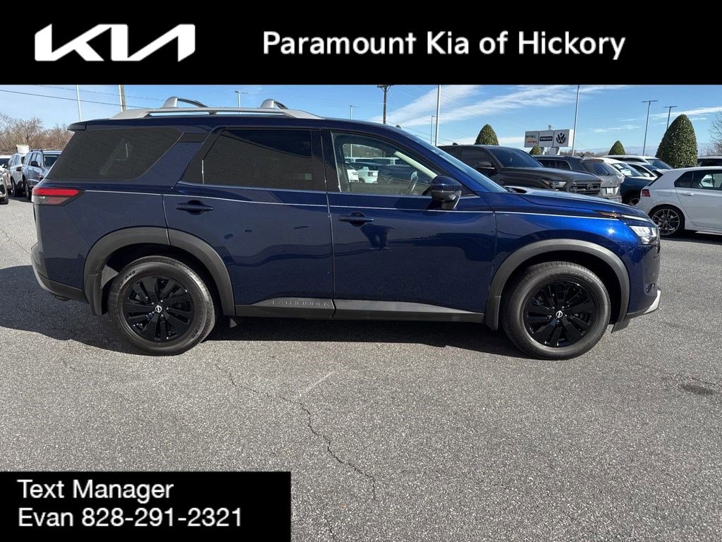 Used 2022 Nissan Pathfinder SL w/ SL Black Package image 4