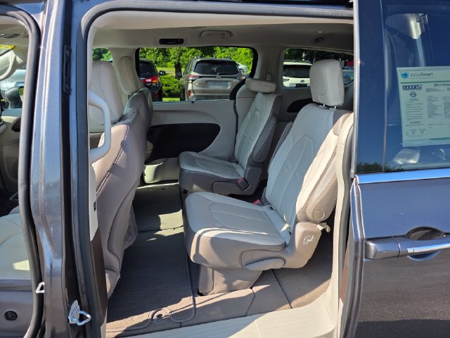 Used 2017 Chrysler Pacifica Touring-L w/ Tire & Wheel Group FWD image 18