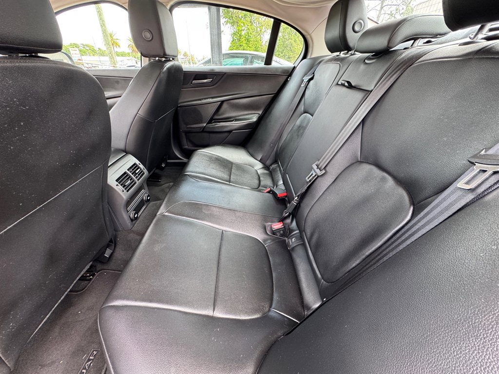 Used 2018 Jaguar XE Premium image 12