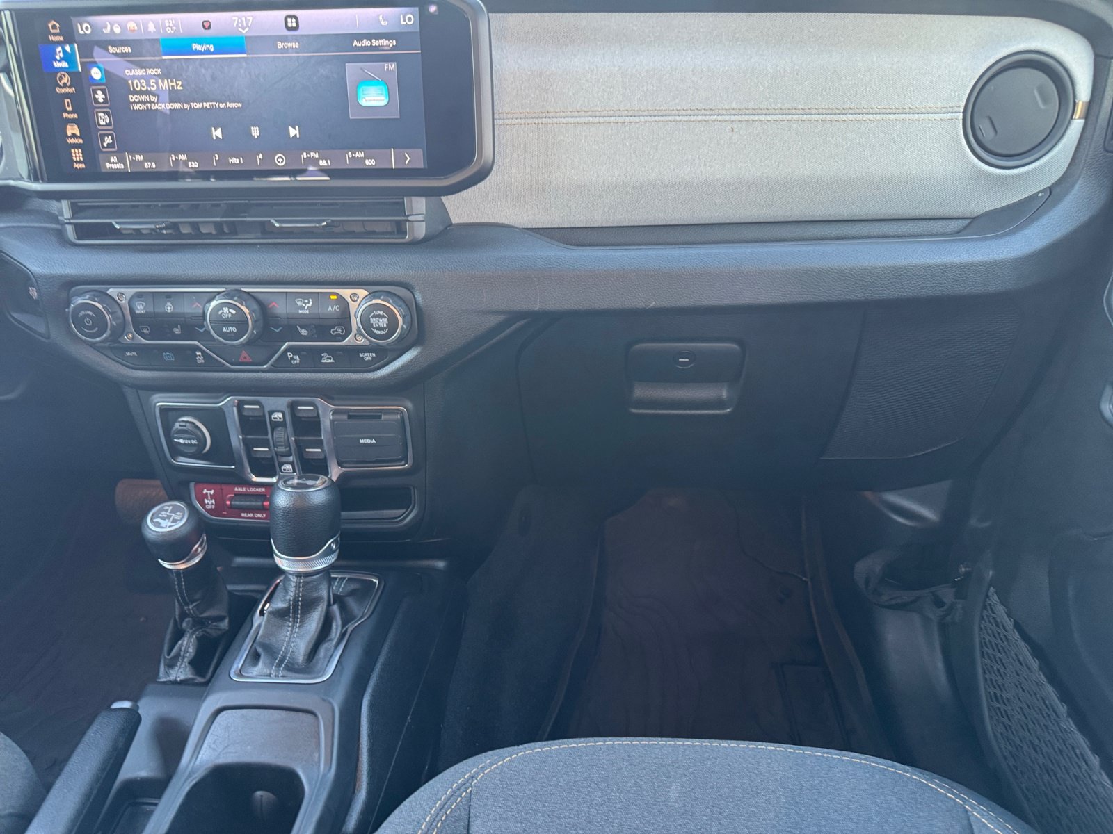 Used 2024 Jeep Wrangler Unlimited AWD/4WD image 17
