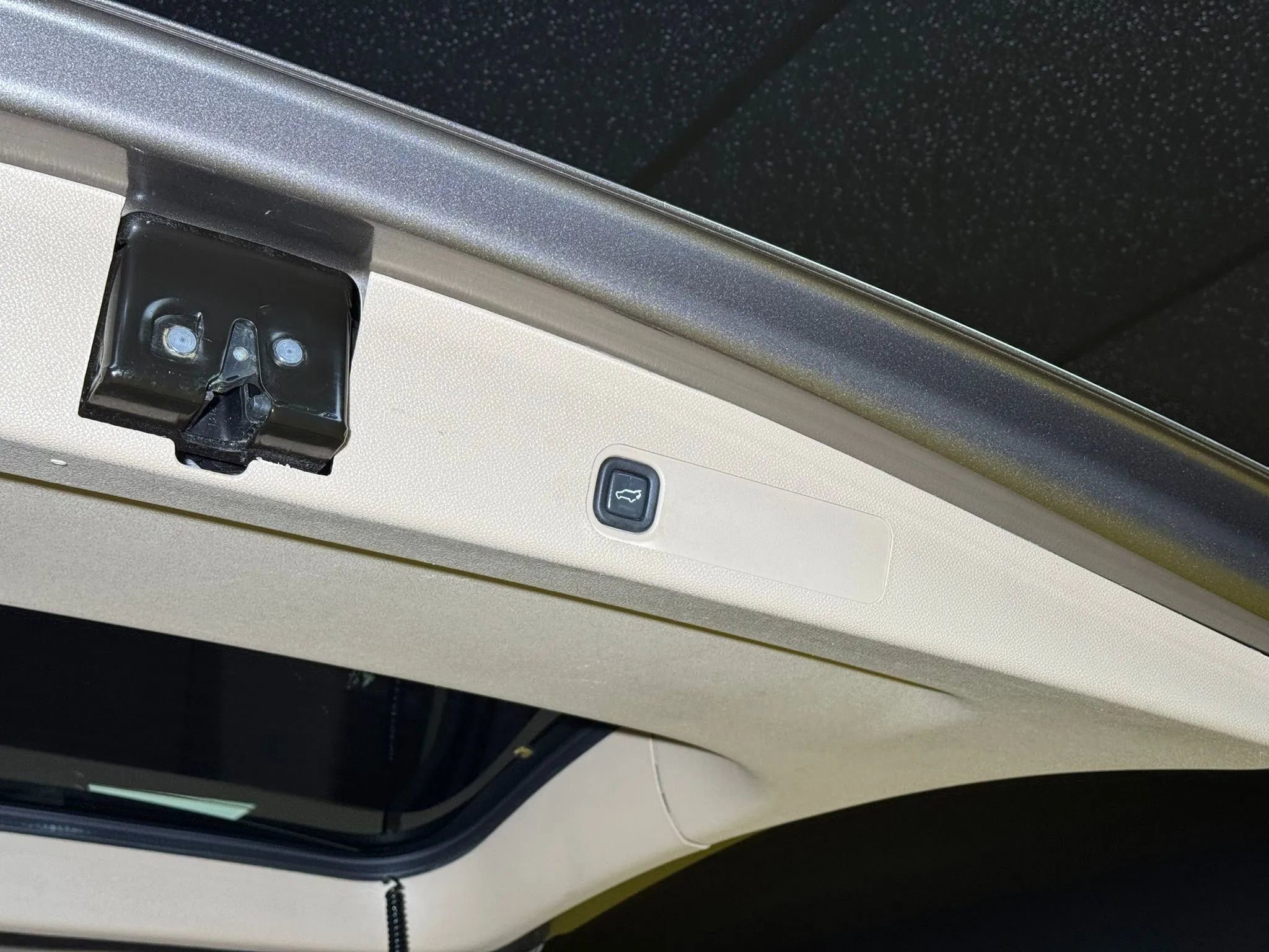 Used 2012 Chevrolet Suburban LTZ image 60