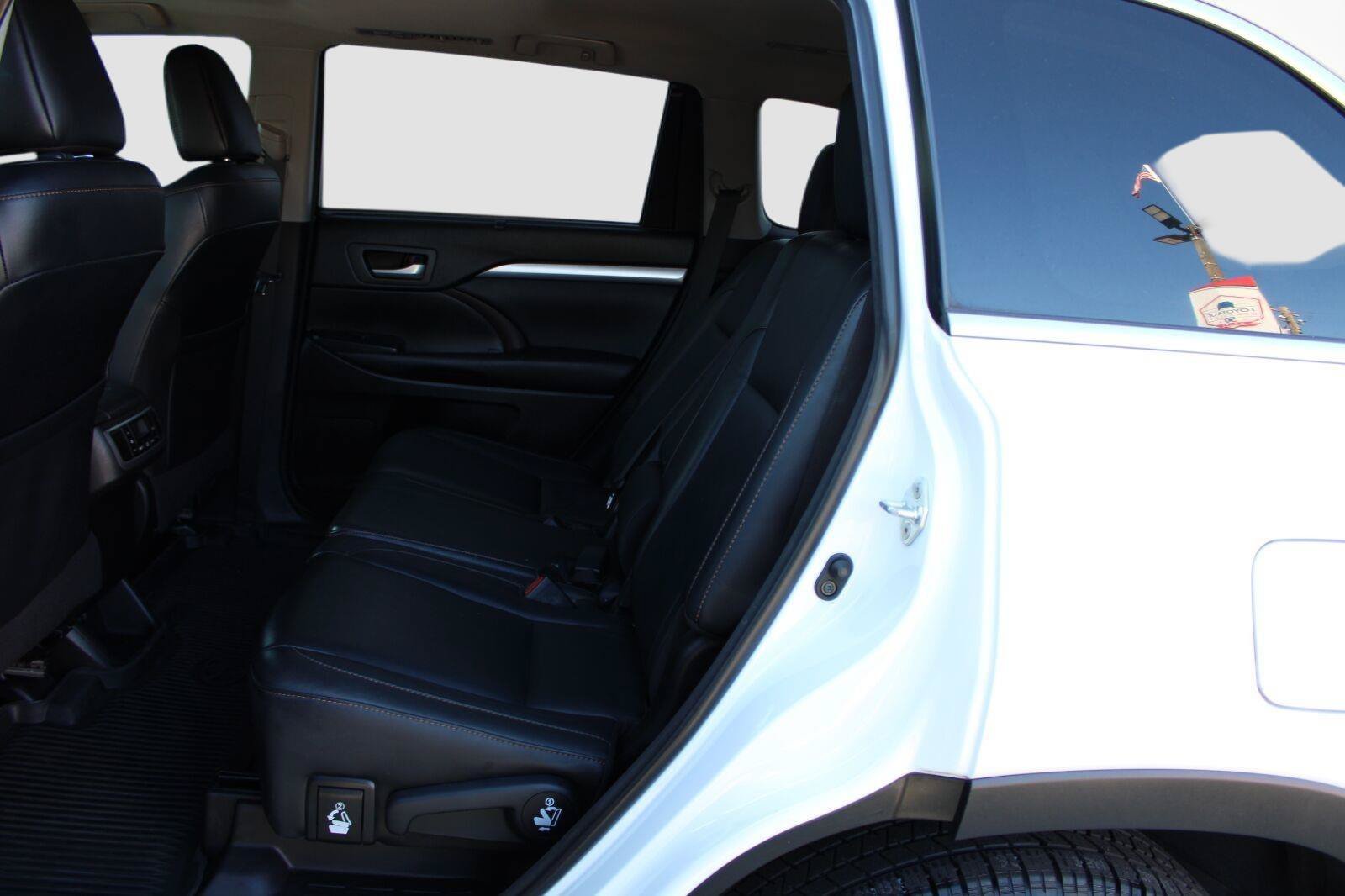 Used 2018 Toyota Highlander XLE AWD/4WD image 39