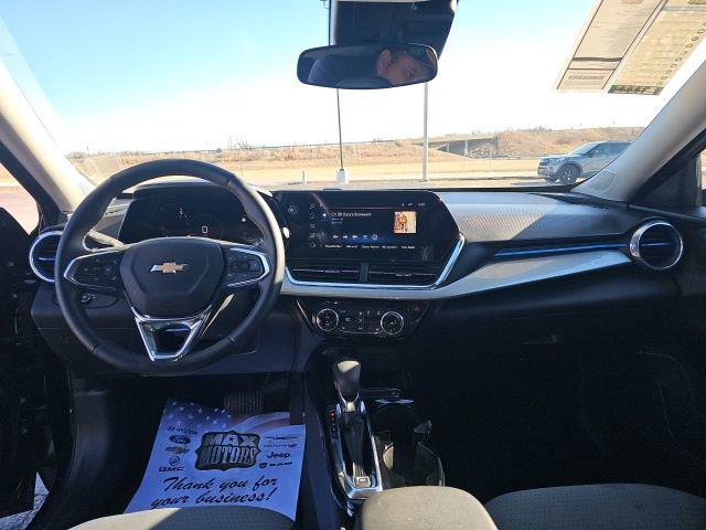 Used 2025 Chevrolet Trax LT w/ LT Convenience Package image 14