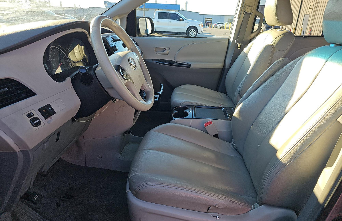 Used 2011 Toyota Sienna LE image 7