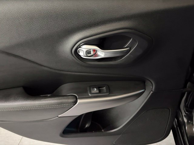 Used 2019 Jeep Cherokee Overland AWD/4WD image 11