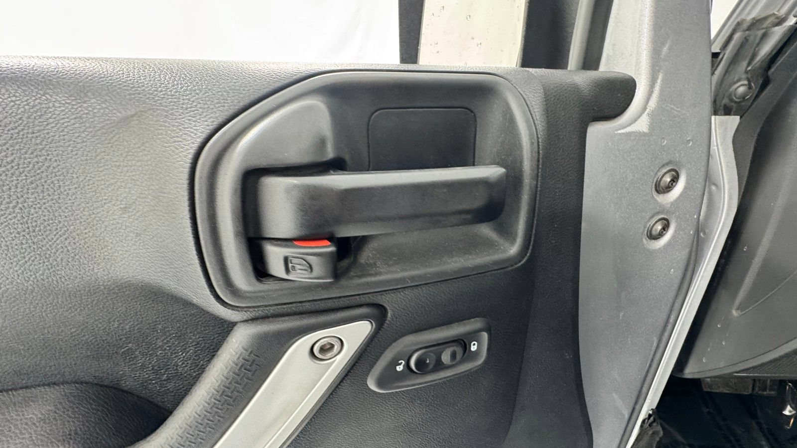 Used 2018 Jeep Wrangler Unlimited Sahara w/ Connectivity Group AWD/4WD image 16