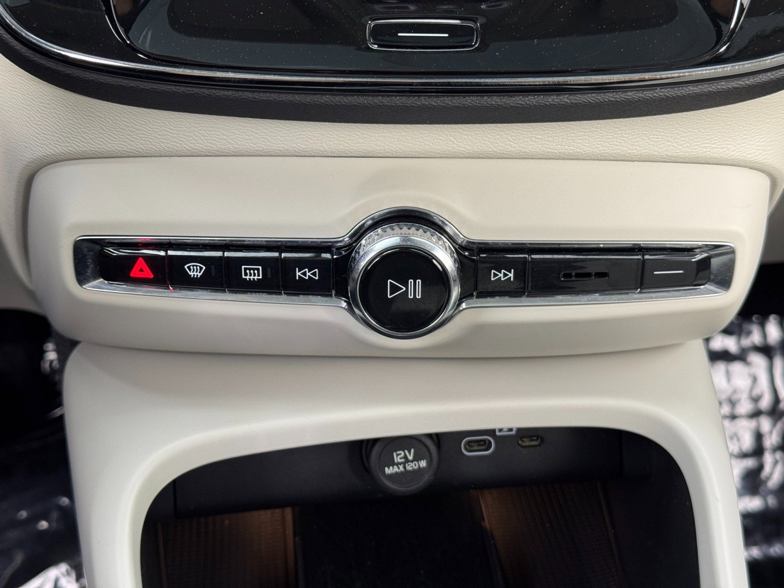 Used 2024 Volvo XC40 B5 Ultimate w/ Protection Package Premier image 32