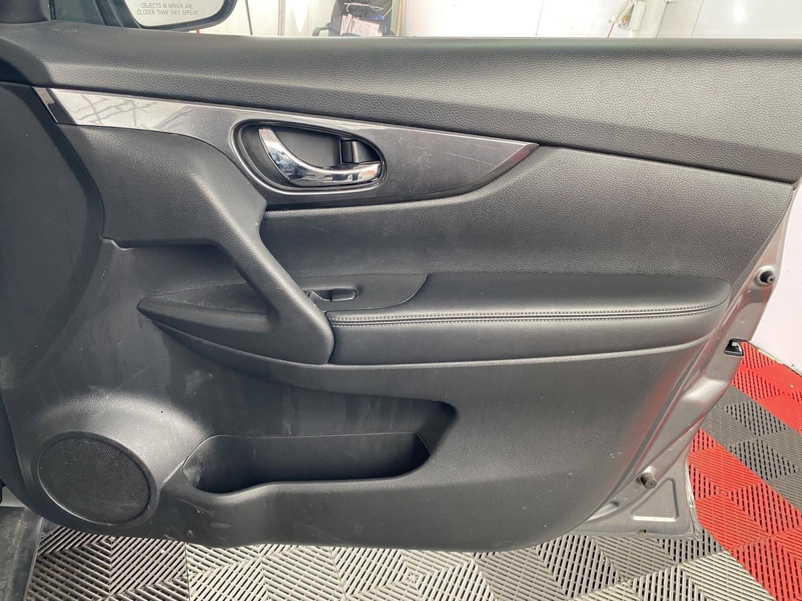 Used 2018 Nissan Rogue SV w/ Premium Package image 7