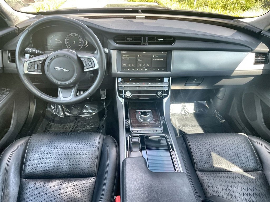 Used 2020 Jaguar XF Prestige image 13