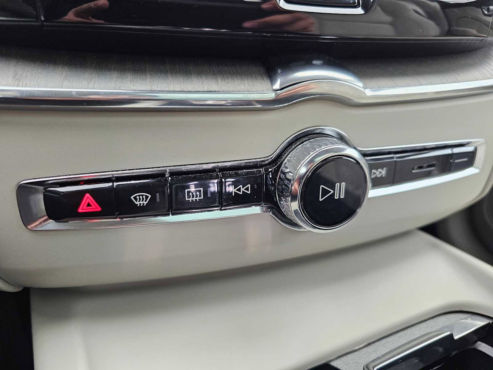 Certified 2023 Volvo XC60 B6 Ultimate w/ Protection Package Premier image 34