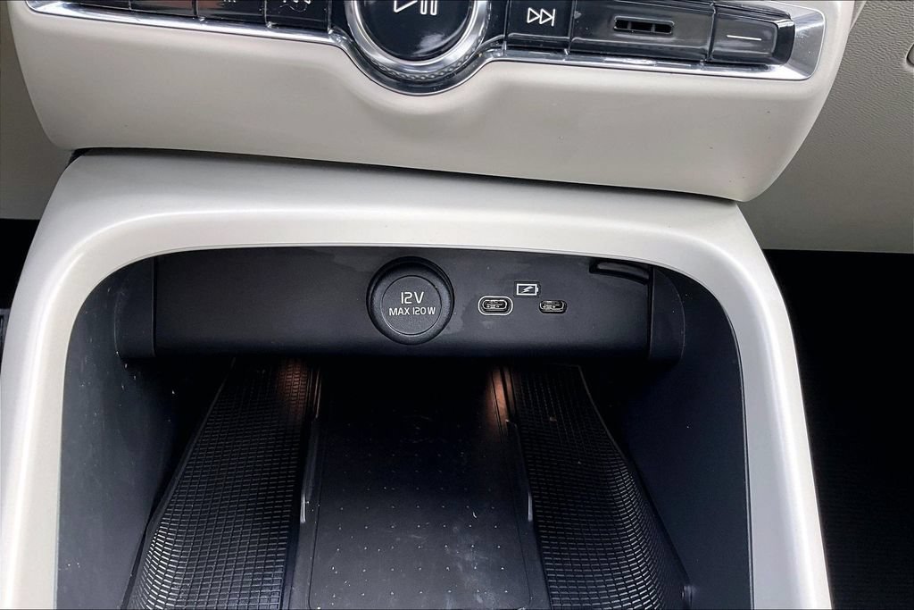 Certified 2023 Volvo XC40 B5 Plus w/ Driver Assist Package AWD/4WD image 34