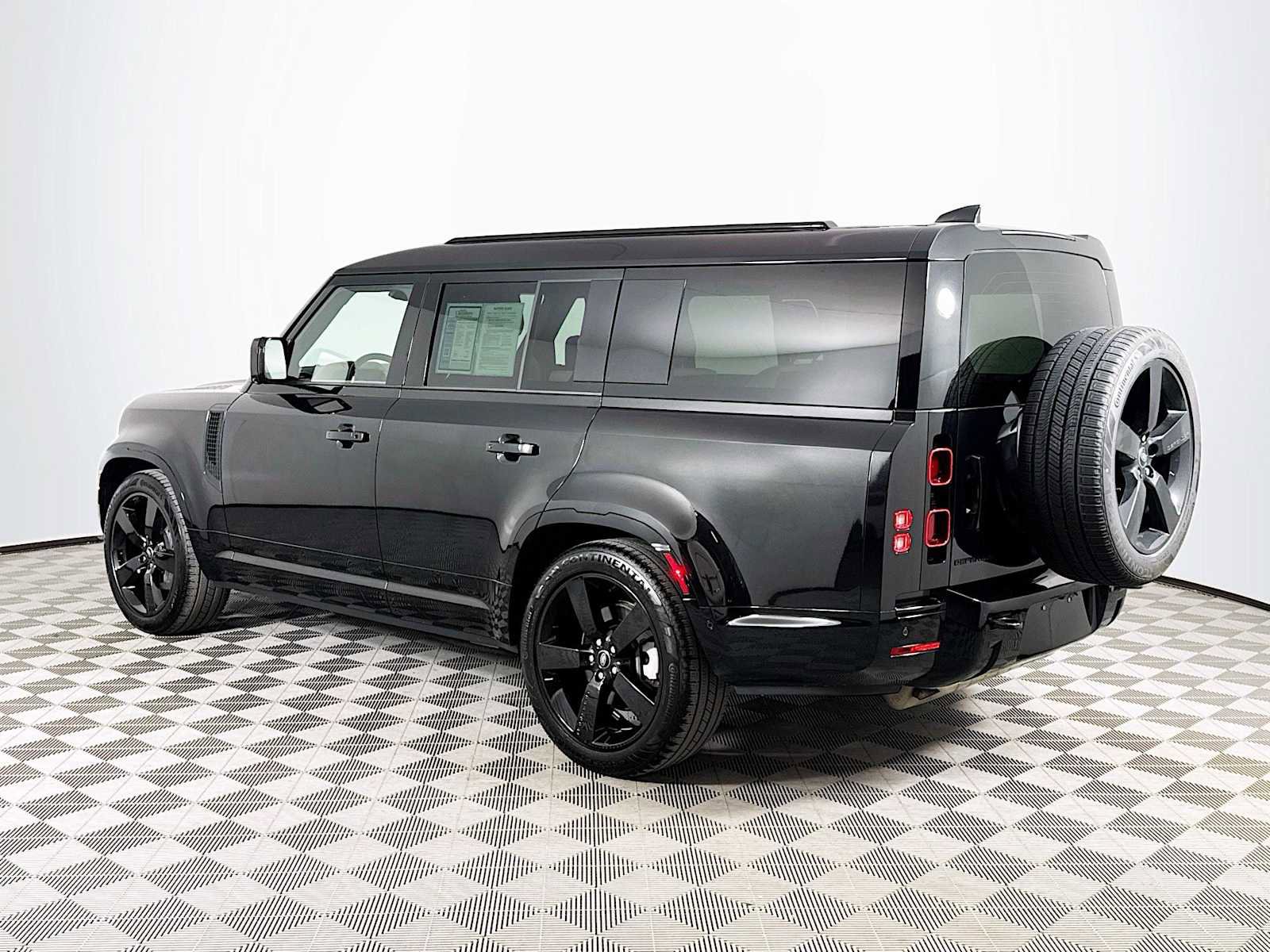 Used 2025 Land Rover Defender 130 X-Dynamic SE image 7
