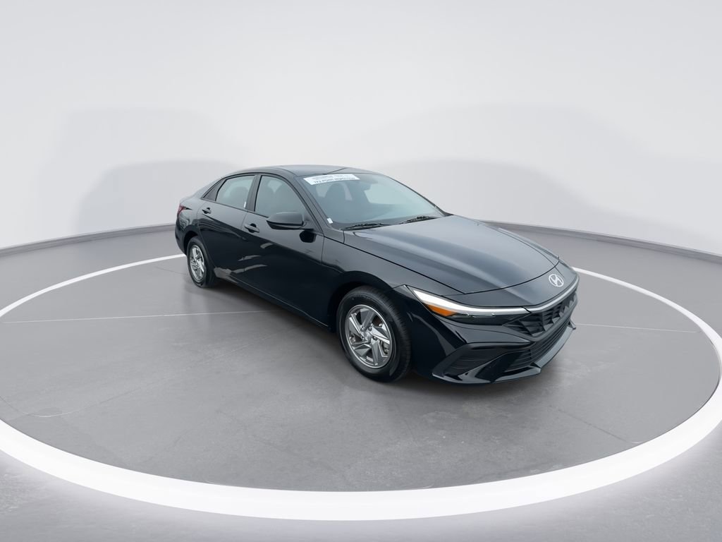 Used 2024 Hyundai Elantra SE image 2
