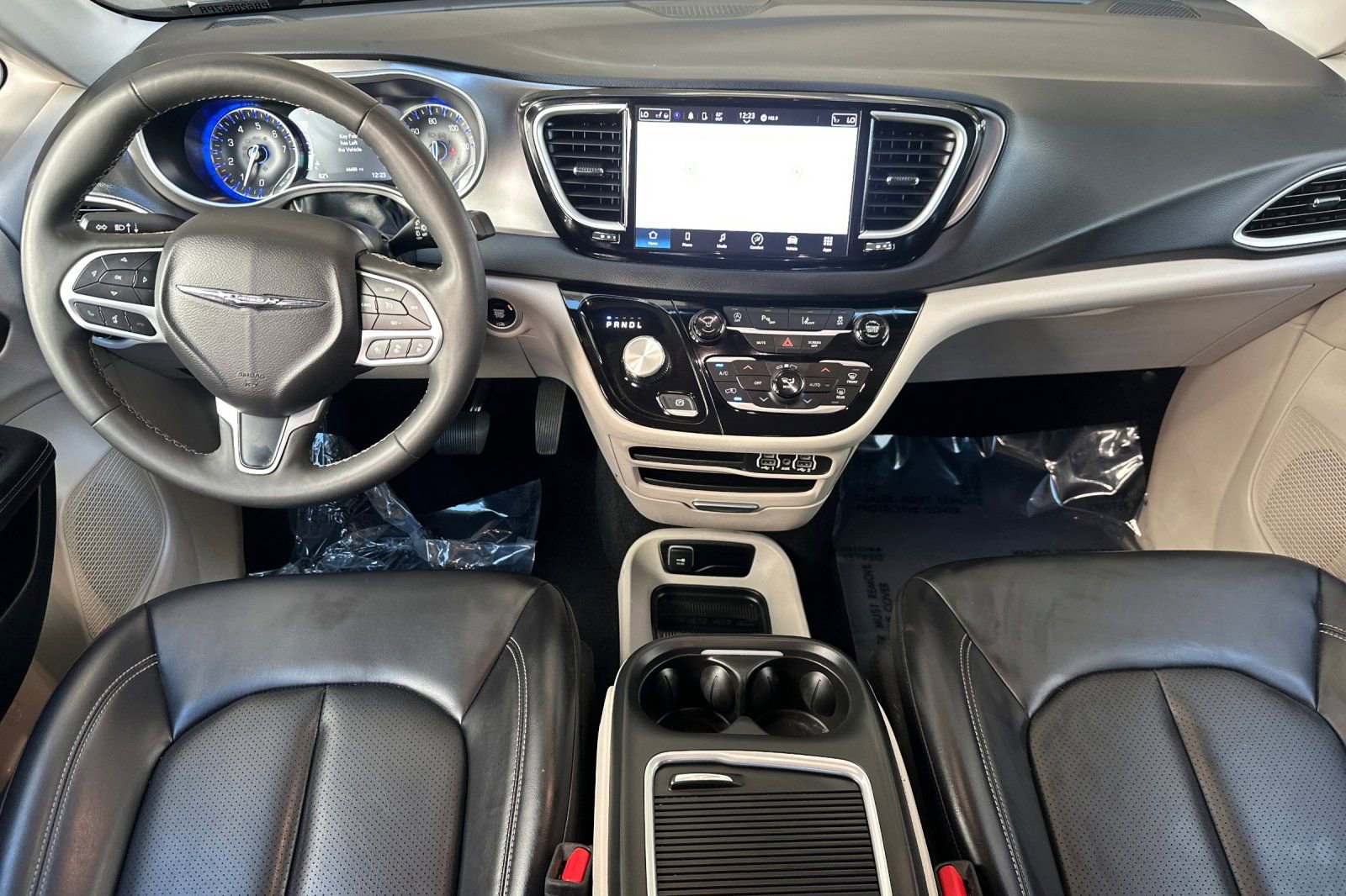 Used 2023 Chrysler Pacifica Touring-L image 15