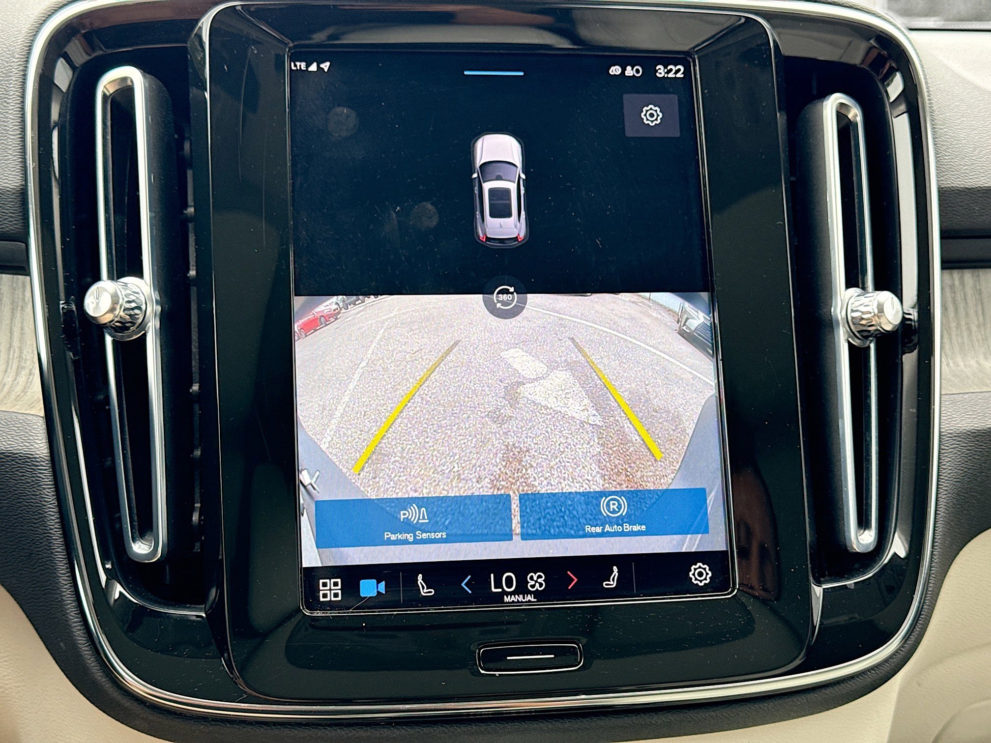 Used 2023 Volvo XC40 B5 Plus image 34