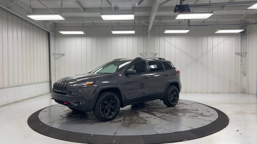 Used 2018 Jeep Cherokee Trailhawk w/ Cold Weather Group AWD/4WD image 4