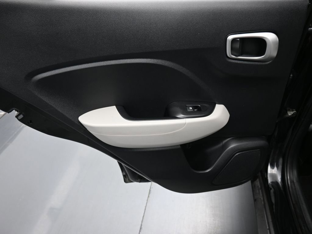 Used 2022 Hyundai Venue SEL image 12