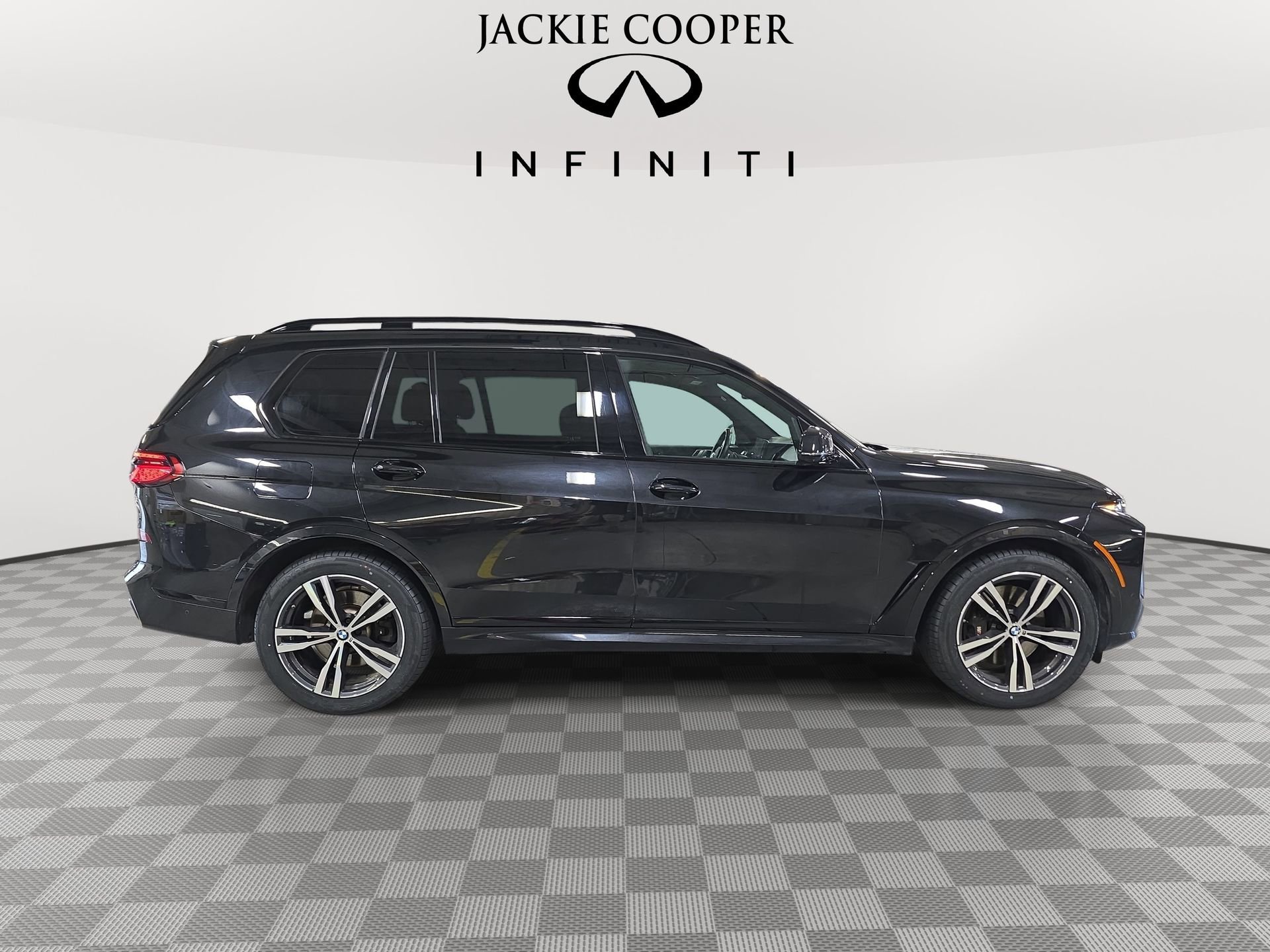 Used 2023 BMW X7 xDrive40i w/ M Sport Package AWD/4WD image 4