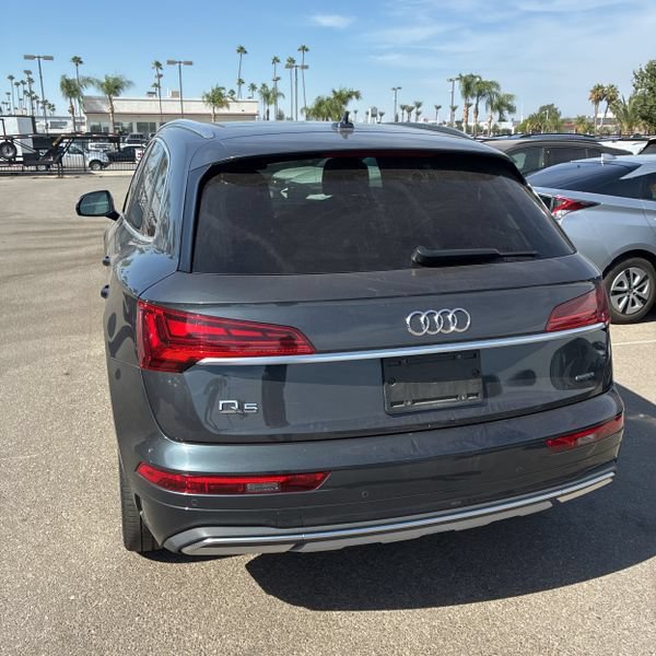 Used 2021 Audi Q5 2.0T Premium Plus w/ Premium Plus Package AWD/4WD image 2