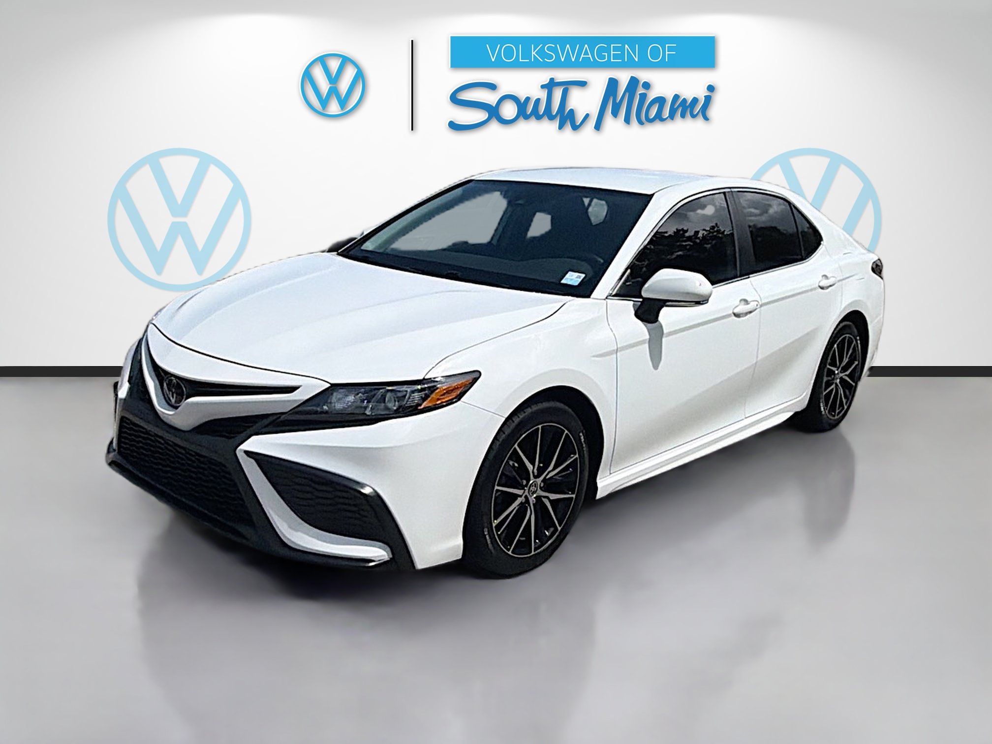 Used 2023 Toyota Camry SE FWD image 3