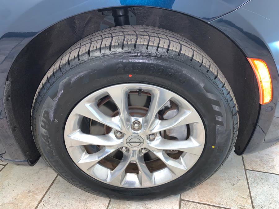 Used 2022 Chrysler Pacifica Touring-L w/ Uconnect Theater Family Group AWD/4WD image 11