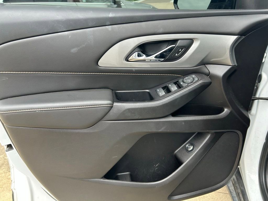 Used 2020 Chevrolet Traverse LT w/ LPO, Cargo Package FWD image 3