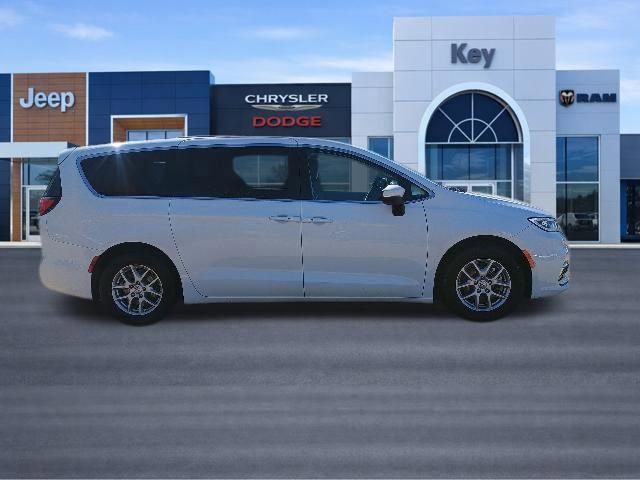 Used 2023 Chrysler Pacifica Touring-L FWD image 7
