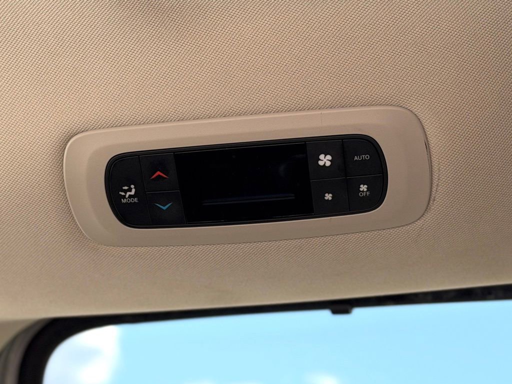 Used 2024 Chrysler Pacifica Touring-L FWD image 9