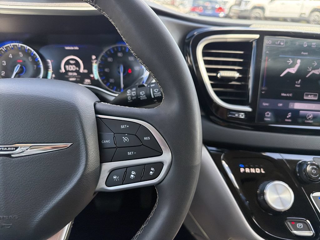 Used 2024 Chrysler Pacifica Touring-L FWD image 31
