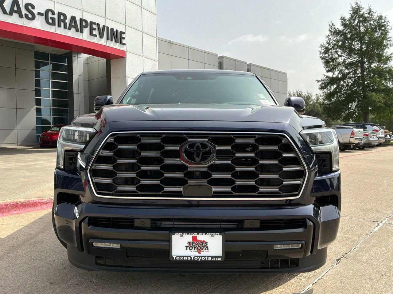 Used 2025 Toyota Sequoia Platinum AWD/4WD image 3