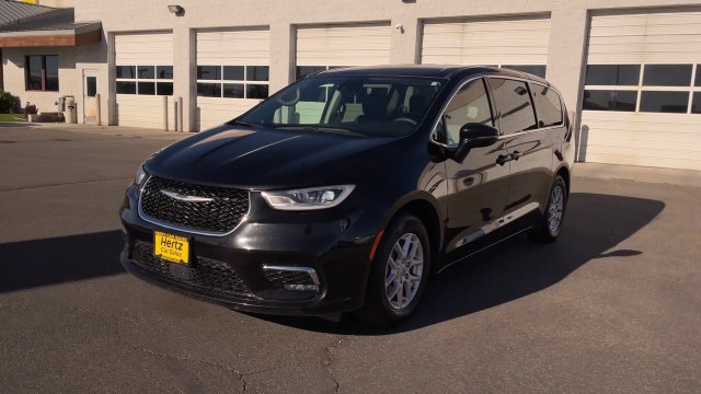 Used 2024 Chrysler Pacifica Touring-L FWD image 6