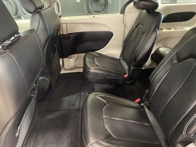 Used 2024 Chrysler Pacifica Touring-L image 22