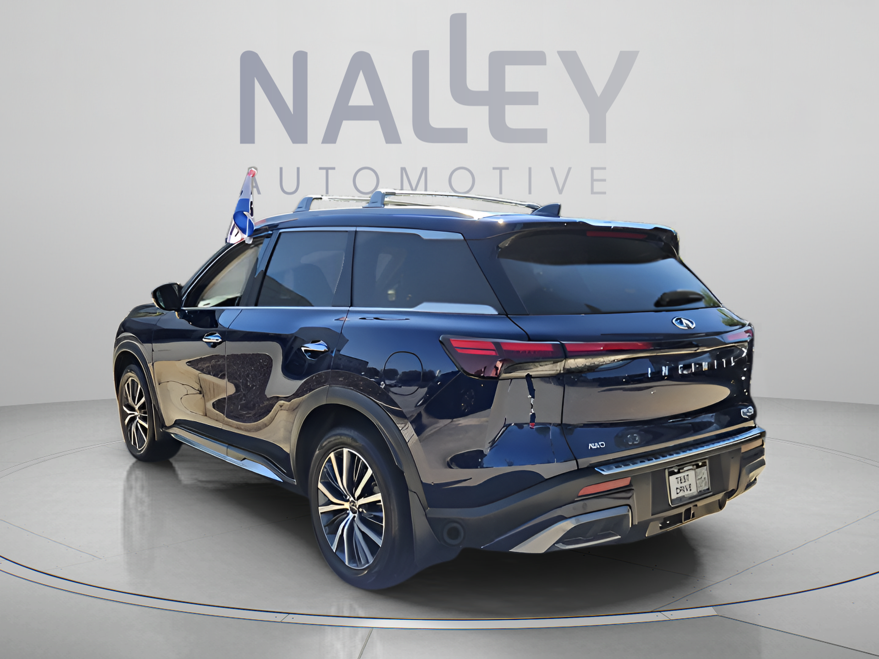 Used 2023 INFINITI QX60 Sensory w/ Vision Package AWD/4WD image 3