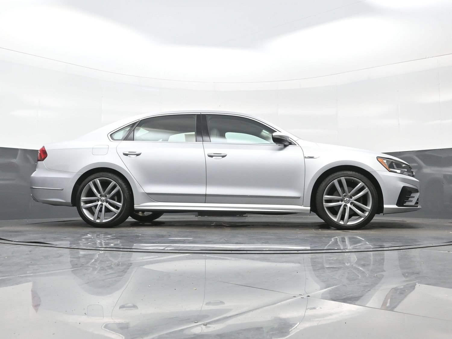Used 2017 Volkswagen Passat 1.8T R-Line FWD image 29