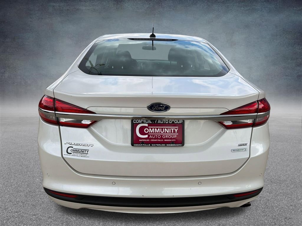 Used 2018 Ford Fusion SE w/ Fusion SE Technology Package FWD image 4