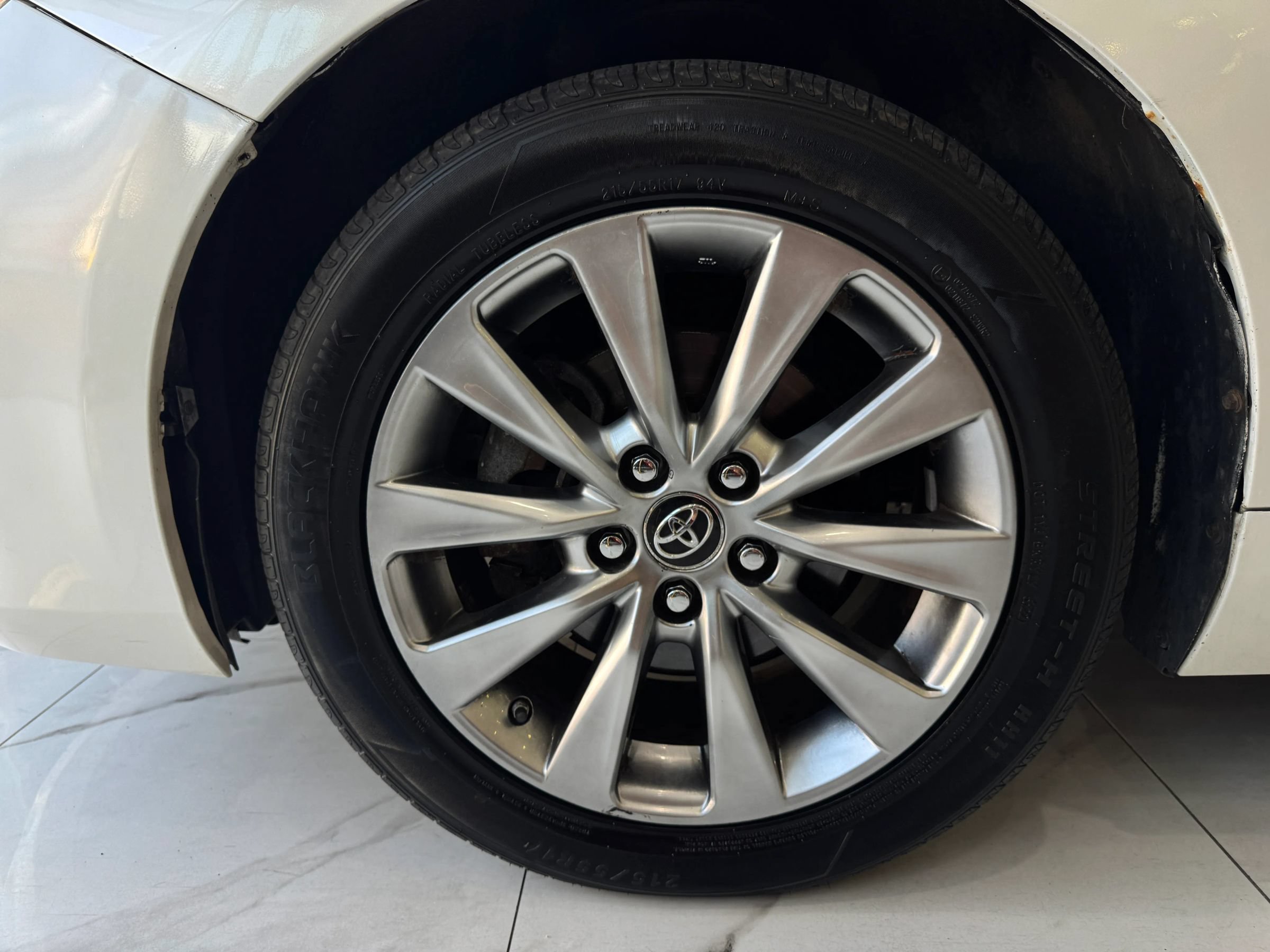 Used 2017 Toyota Camry XLE FWD image 8