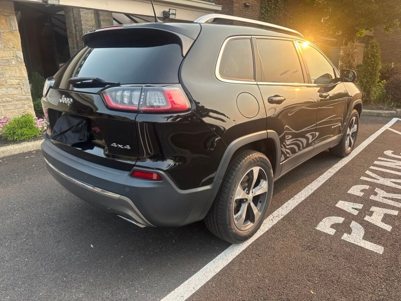 Used 2019 Jeep Cherokee Limited AWD/4WD image 5